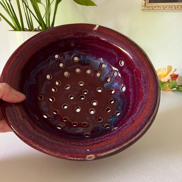 Handmade berry dish in deep red and blue glaze, artist signed - Picture 3 of 8